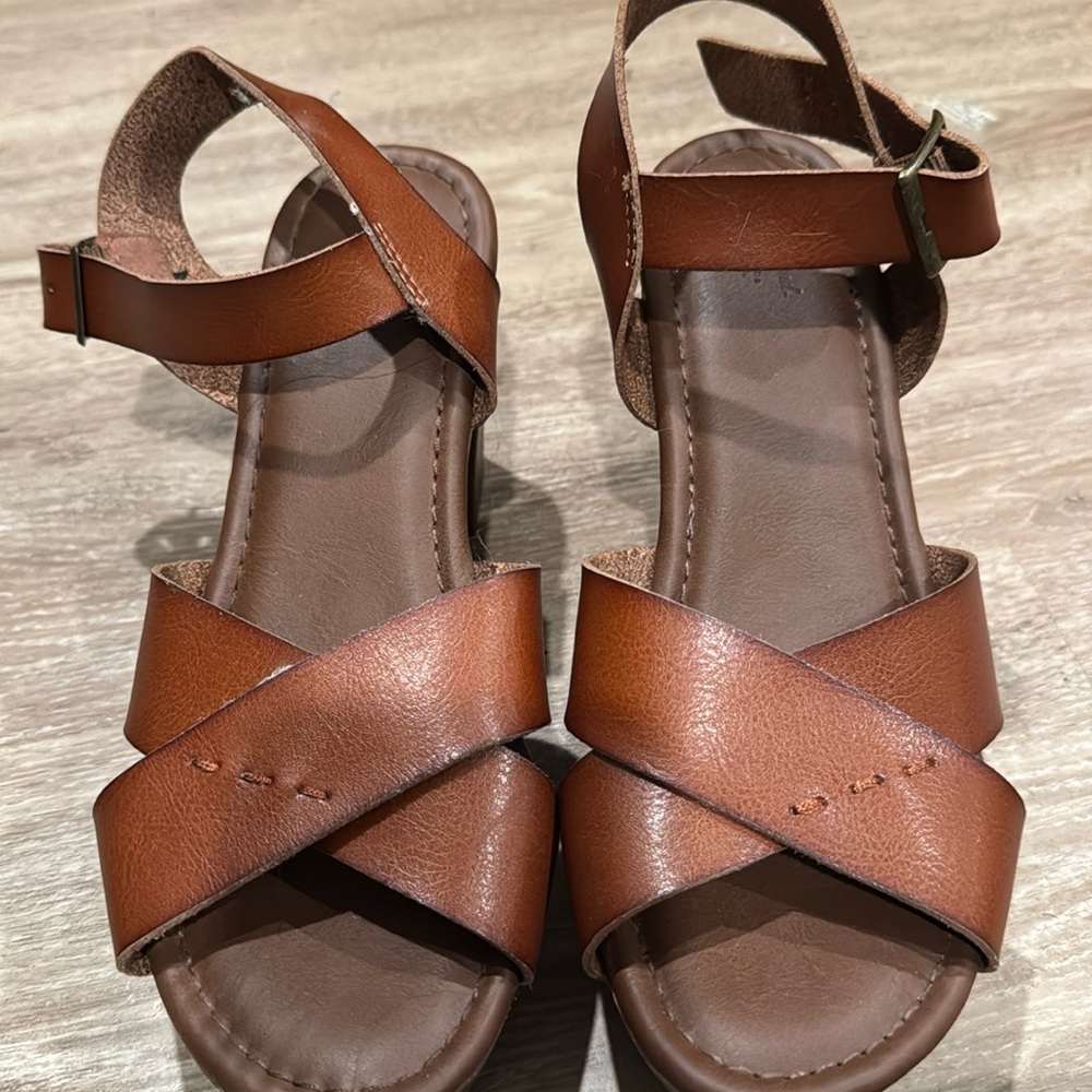 Universal Thread heels! GREAT condition!